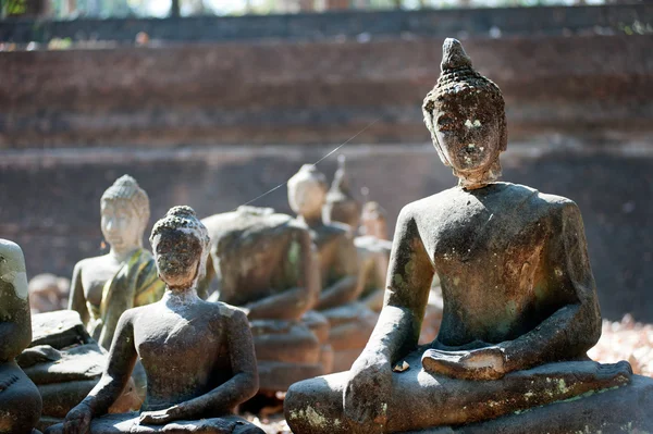 Buda ao ar livre antigo em Wat Umong Suan Puthatham, Tailândia . — Fotografia de Stock