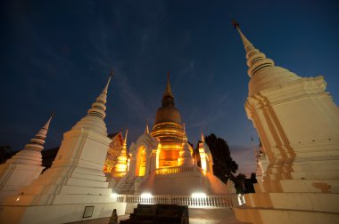 Alacakaranlık sahneleri Wat Suan Dok tapınağın Chiang Mai, Tayland.