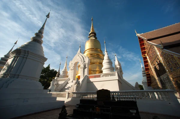 Groep van pagode van Wat Suan Dok tempel in Chiang Mai, Thailand. — Stockfoto