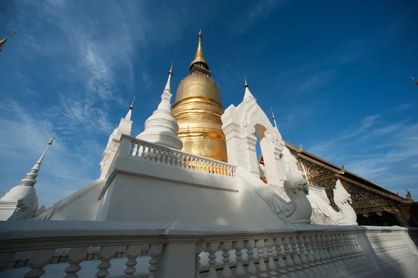Ryhmä Pagoda Wat Suan Dok temppeli Chiang Mai, Thaimaa . — kuvapankkivalokuva
