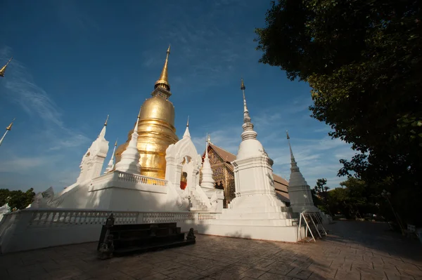 Grupo de Pagode de Wat Suan Dok templo em Chiang Mai, Tailândia . — Fotografia de Stock