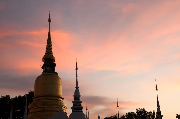 Dämmerungsszenen des Tempels wat suan dok in chiang mai, Thailand. — Stockfoto