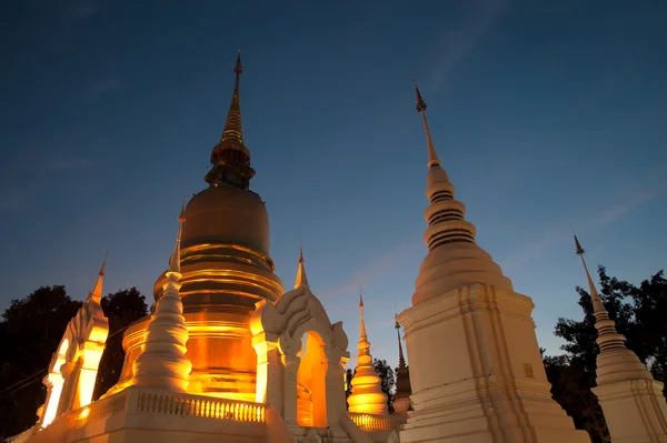 Crepúsculo cenas de Wat Suan Dok templo em Chiang Mai, Tailândia . — Fotografia de Stock