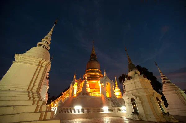 Crepúsculo cenas de Wat Suan Dok templo em Chiang Mai, Tailândia . — Fotografia de Stock