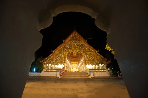 Wihan van Wat Suan Dok tempel nachts in Chiang Mai, Thailand. — Stockfoto