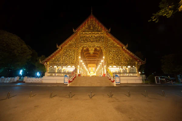 Viharn del templo de Wat Suan Dok en la noche en Chiang Mai, Tailandia . — Foto de Stock