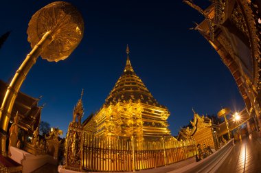 Alacakaranlık sahneleri Golden Pagoda adlı Wat Phra bu DOI Suthep, Chaing Mai, Tayland.