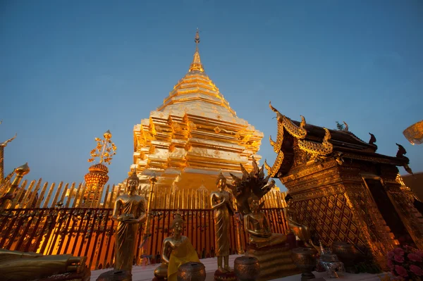 Dämmerungsszenen einer goldenen Pagode am wat phra that doi suthep, chaing mai, thailand. — Stockfoto