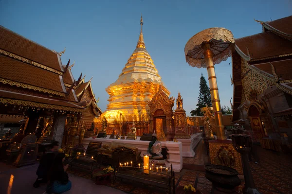 Scene crepuscolari di Golden Pagoda a Wat Phra That Doi Suthep, Chaing Mai, Thailandia . — Foto Stock