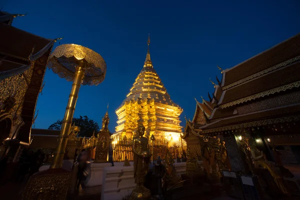Scene crepuscolari di Golden Pagoda a Wat Phra That Doi Suthep, Chaing Mai, Thailandia . — Foto Stock