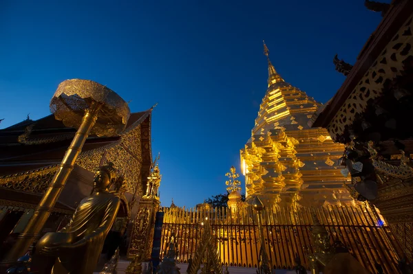 Crepúsculo escenas de la Pagoda Dorada en Wat Phra That Doi Suthep, Chaing Mai, Tailandia . —  Fotos de Stock