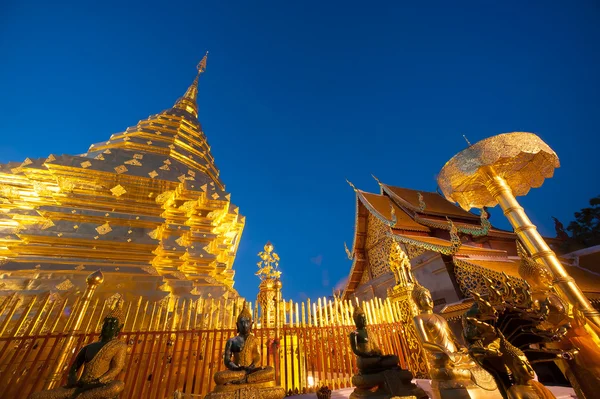 Crepúsculo escenas de la Pagoda Dorada en Wat Phra That Doi Suthep, Chaing Mai, Tailandia . — Foto de Stock