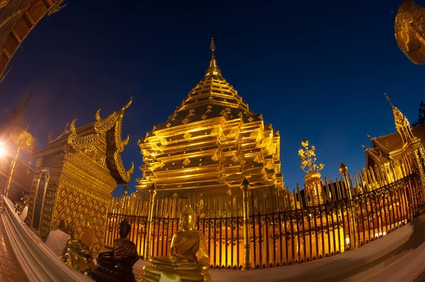 Twilight scenes of Golden Pagoda at  Wat Phra That Doi Suthep, Chaing Mai,Thailand. — Stock Photo, Image