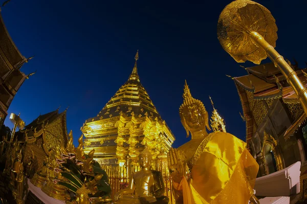 Soumrak scény zlatou pagodu na Wat Phra že Doi Suthep, Chaing Mai, Thajsko. — Stock fotografie