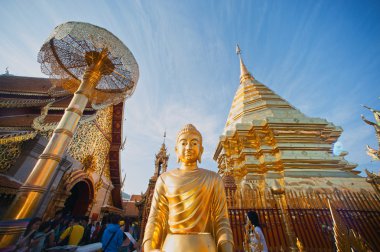 Wat Phra bu DOI Suthep Chaingmai içinde açık Buda heykeli,