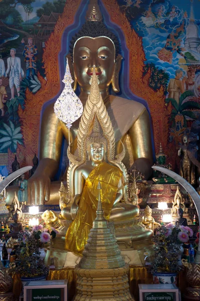 Binnen Boeddha standbeeld van Wat Phra dat Doi Suthep in Chaingmai, Thailand. — Stockfoto