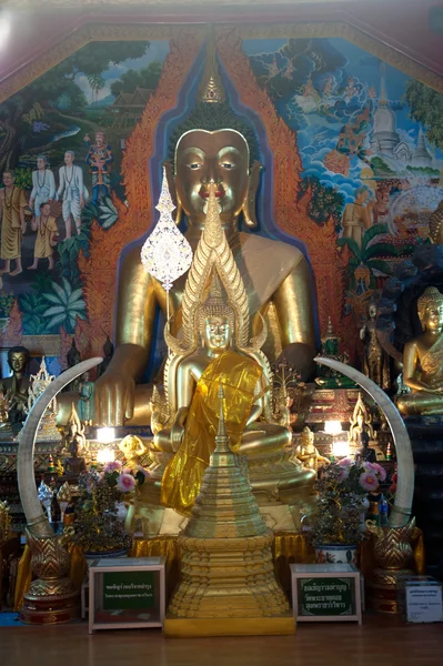 Statua di Buddha coperta di Wat Phra That Doi Suthep a Chaingmai, Thailandia . — Foto Stock