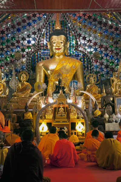 Vnitřní socha Buddhy z Wat Phra že Doi Suthep v Chaingmai, Thajsko. — Stock fotografie