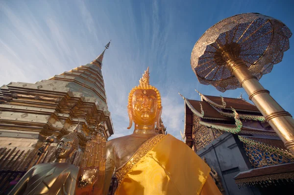 Estatua de Buda al aire libre de Wat Phra That Doi Suthep en Chaingmai , —  Fotos de Stock