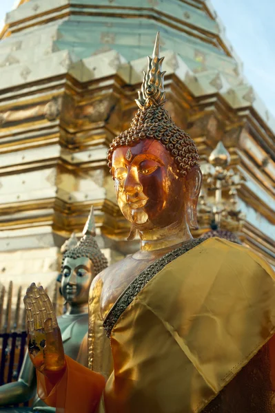 Visage de la statue de Bouddha extérieur de Wat Phra That Doi Suthep à Chiangmai, Thaïlande . — Photo