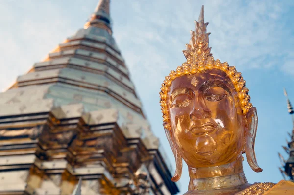 Visage de la statue de Bouddha extérieur de Wat Phra That Doi Suthep à Chiangmai, Thaïlande . — Photo