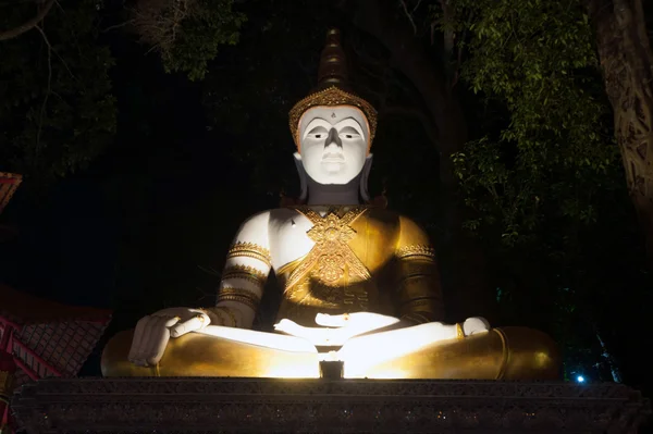Buddha-Statue von wat phra that doi suthep in chiangmai, Thailand. — Stockfoto