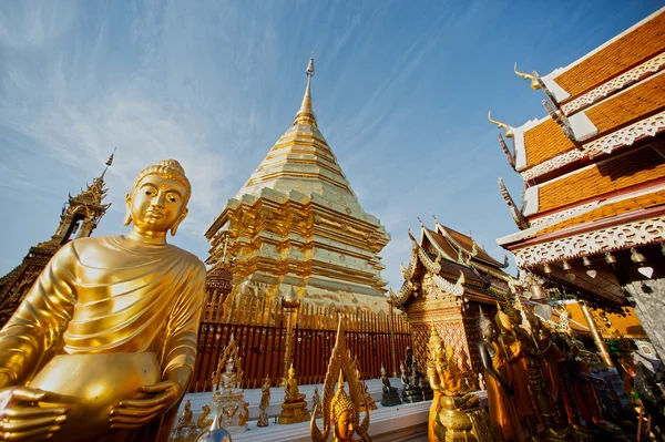 Odkryty posąg Buddy Wat Phra That Doi Suthep w Chaingmai, — Zdjęcie stockowe