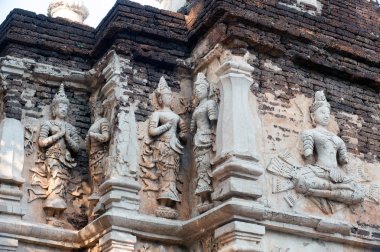 The Maha Chedi Wat Jhet Yot tapınağın üzerinde antik Tay Sanat.