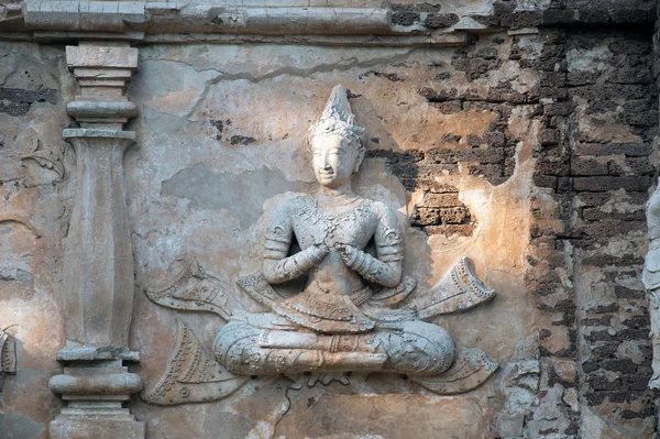 Arte tailandés antiguo en el templo Maha Chedi de Wat Jhet Yot . — Foto de Stock
