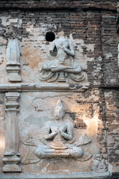 Starověké thajské umění na The Maha Chedi chrámu Wat Jhet Yot. — Stock fotografie