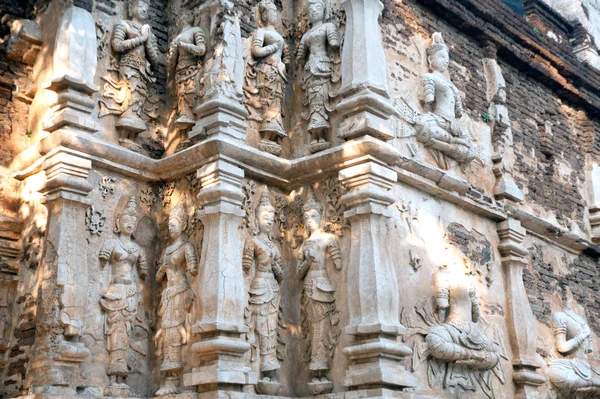 ワット Jhet ヨート寺院の「マハ ・ チェディの古代タイの芸術. — ストック写真