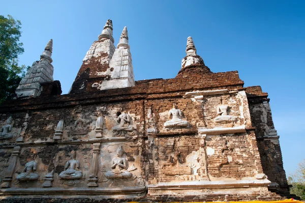 Arte tailandesa antiga no templo Maha Chedi of Wat Jhet Yot . — Fotografia de Stock