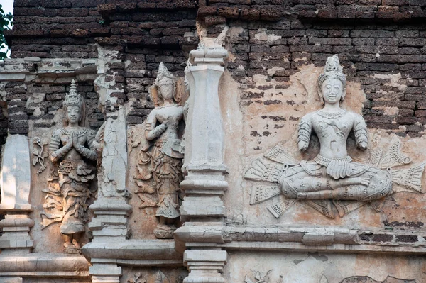 Arte tailandés antiguo en el templo Maha Chedi de Wat Jhet Yot . — Foto de Stock