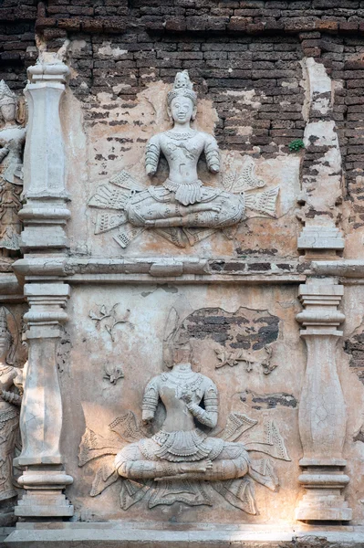 Starověké thajské umění na The Maha Chedi chrámu Wat Jhet Yot. — Stock fotografie