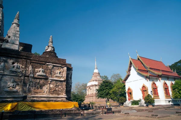 De Maha Chedi en Tilokarat Chedi van de tempel Wat Jhet Yot in Chaing Mai, Thailand. — Stockfoto