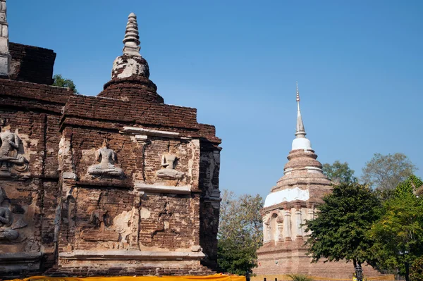 A Maha Chedi és Tilokarat Chedi Dénes-Yot Wat templom Chaing Mai, Thaiföld. — Stock Fotó