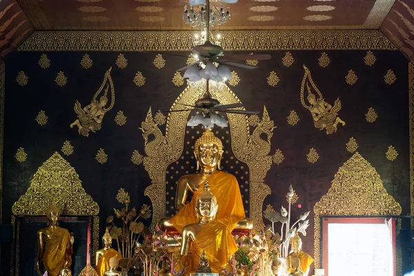 Siedzi złoty Budda na Wat Jhet Yot w Chiang Mai, Tajlandia. — Zdjęcie stockowe