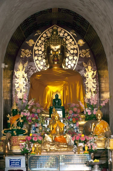 Zlatý Buddha sedící na Wat Jhet Yot v Chiang Mai, Thajsko. — Stock fotografie