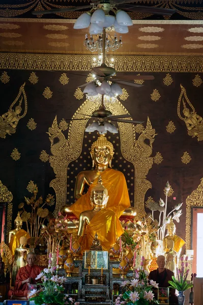 Siedzi złoty Budda na Wat Jhet Yot w Chiang Mai, Tajlandia. — Zdjęcie stockowe