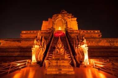 Gece sahne antik Pagoda Wat Chedi Luang, Chaing Mai, Tayland