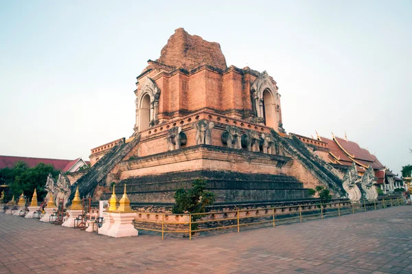 Oude pagode in Wat Chedi Luang, Chiang Mai, Thailand. — Stockfoto