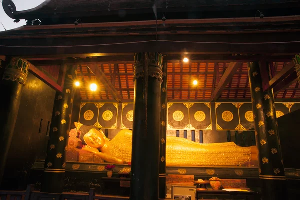 Buda reclinable de oro de la antigua pagoda en Wat Chedi Luang, Tailandia . —  Fotos de Stock