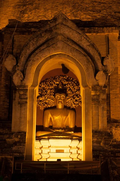 Golden sitting Buddha on Ancient Pagoda in Wat Chedi Luang. — Stock Photo, Image