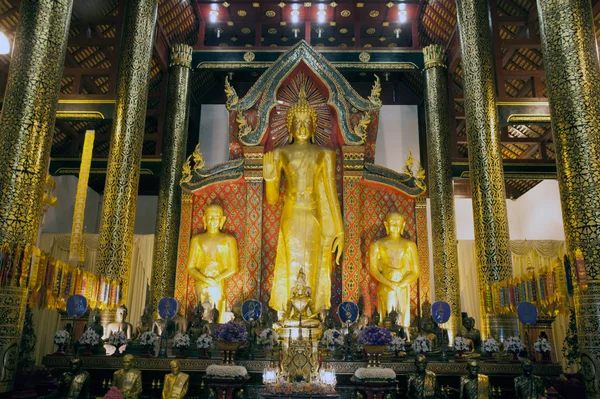 Goldener stehender Buddha in viharn in wat suan duak., Thailand. — Stockfoto