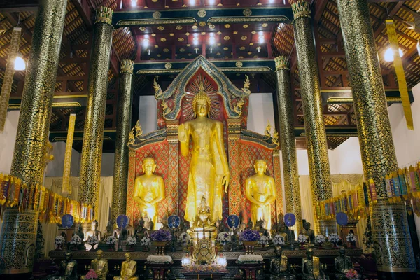 Gouden staande Boeddha in Wihan in Wat Suan Duak., Thailand. — Stockfoto