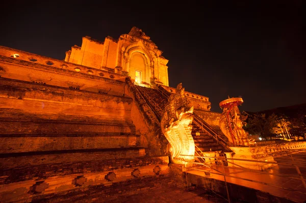 ワット チェディ ルアン、チェンマイ、タイの古代の仏塔の夜景 — ストック写真