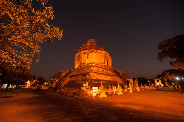 Éjszakai jelenet az ősi Pagoda Wat Chedi Luang, Chaing Mai, Thai — Stock Fotó