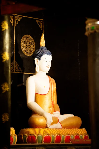 Buda sentado dorado en la antigua pagoda en Wat Chedi Luang . — Foto de Stock