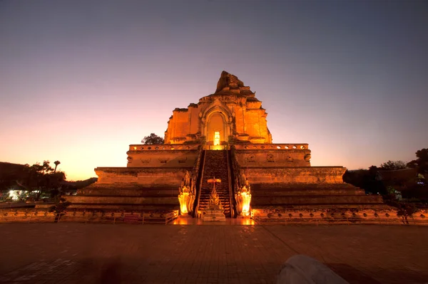 Cena crepúsculo do antigo Pagode em Wat Chedi Luang, Chiang Mai, Tailândia . — Fotografia de Stock