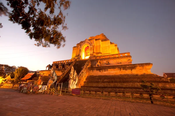 Scène crépusculaire de la pagode antique à Wat Chedi Luang, Chiang Mai, Thaïlande . — Photo